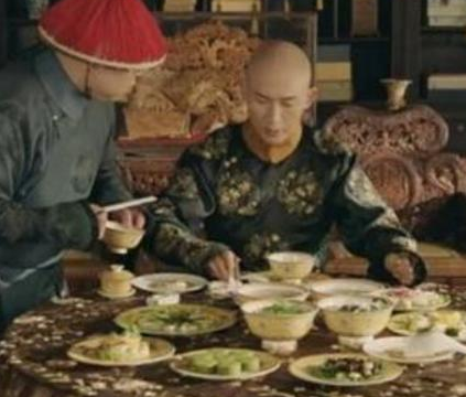 古代皇帝一顿饭上百道菜 吃剩下的菜都是怎么处理的