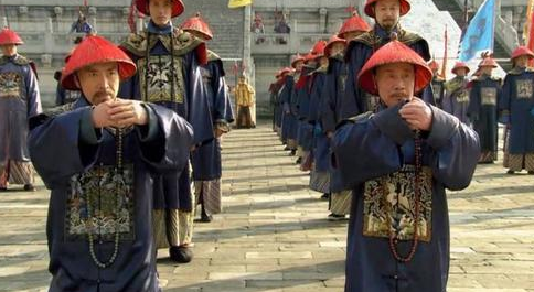 清朝官员们跪拜皇帝时为什么要拍两下袖子？