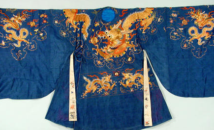 跟蟒袍比起来，皇帝的龙袍有着哪些比较鲜明的特点？
