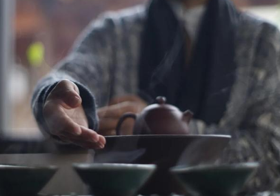 历朝历代有哪些描写冬季饮茶的诗作？诗人描绘了怎样的场景？