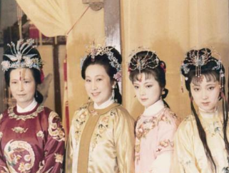 薛宝钗的三笑，看似善解人意，实则找准了王夫人的软肋