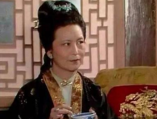 红楼梦中，王夫人为什么要撵走晴雯？