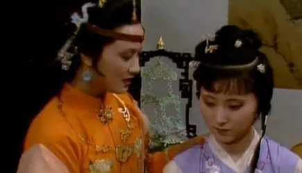 林黛玉借着王熙凤的名号打趣薛宝钗， 是故意踩低吗？