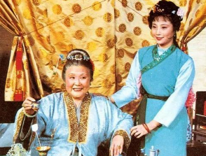 红楼梦中贾母起到怎样的作用？她根本没有实权