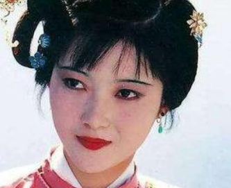 红楼梦邢岫烟进入贾府后，她与妙玉之间的关系有何变化?