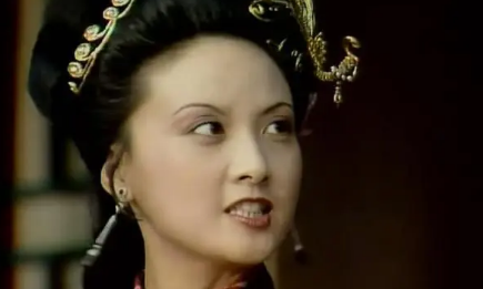 红楼梦中，王熙凤为什么会当着贾环叫骂赵姨娘？