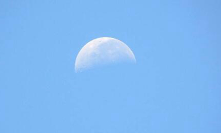 月亮为什么会在白天出现？与月球在轨道上的位置有关系