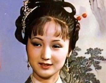 红楼梦众官平儿作为王熙凤的得力助手，她在贾府的境遇怎么样？