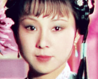 红楼梦中晴雯被撵与虾须镯之间有何联系？