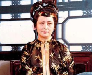 红楼梦中王夫人与王熙凤之间的关系有何变化？