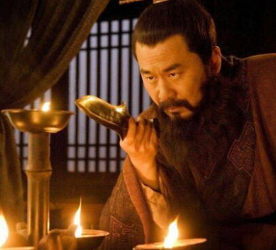 曹操当初忌惮刘备 曹操为什么没有杀刘备