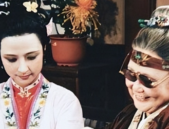 红楼梦中贾母得知尤二姐进贾府后，是什么表现?