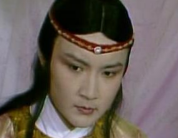 红楼梦中袭人为了改变自己的身份，都做了什么事情？