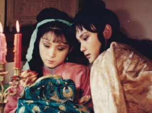 红楼梦中晴雯怎么会认识雀金裘呢？她的出身如何？