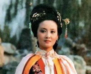 红楼梦中王熙凤管理贾府也没能改变衰败的现象，是为何？