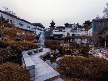 红楼梦中，贾赦的院子为什么独立开门呢？