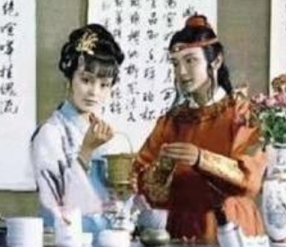 红楼梦金陵十二钗指的是哪些人？她们和贾宝玉之间的联系如何