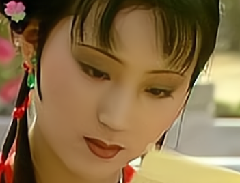 红楼梦黛玉在贾府的地位相比三春如何？