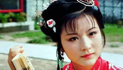 薛宝钗听到史湘云说戏子像林黛玉时，她的态度如何？