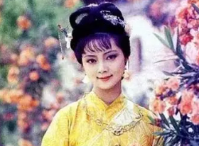 红楼梦中宝钗与丫鬟小红之间有何交集?