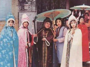 红楼梦中为什么贾家降职袭爵，史家却依旧是侯爵呢？