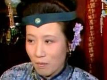 红楼梦中探春协助管家后，王熙凤派平儿去做什么？