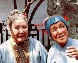 红楼梦贾母为何不嫌弃刘姥姥还将自己的茶给她喝？