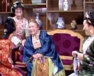 红楼梦秦可卿的葬礼与贾敬的生日，贾母都未出席，是因为什么？