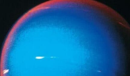 海王星是什么颜色？蓝色，因为表面甲烷吸收了太阳的红橙光