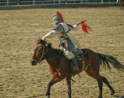 论实力曹操比刘备还要强 诸葛亮为什么不投奔曹操