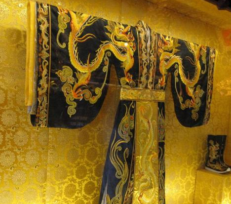 古代皇帝的龙袍很久都不洗的 这衣服不会有味道吗
