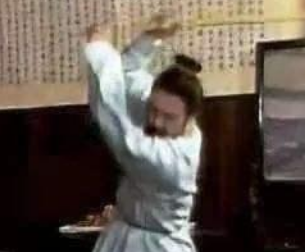 红楼梦中宝玉被打时，王夫人与贾母在场的状况有何不同？