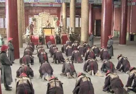 清朝大臣见皇帝的时候 大臣为什么甩袖子再跪拜