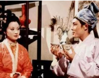 红楼梦中荣国府经济衰败后，王熙凤为何不拿出自己的钱贴补？