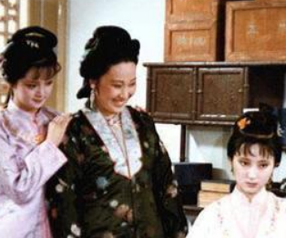 红楼梦中薛姨妈进入园内后选择住在潇湘馆是因为什么？