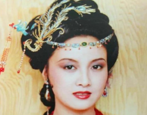 红楼梦中王熙凤为何如此反常，她是在装病吗？