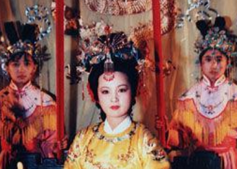 红楼梦中元春被送进宫是因为什么？