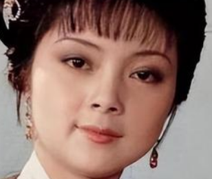 红楼梦中邢岫烟是如何一步步改变自己命运的？