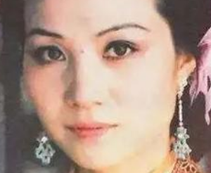 红楼梦中赵姨娘是如何处理自己与王夫人之间的关系的？