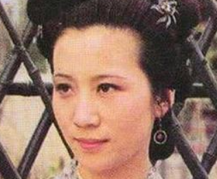 红楼梦中李玟李绮和寡母来到贾府有何含义？