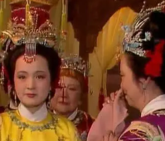 红楼梦中端午节元春赐礼，王夫人与薛宝钗是什么表现？