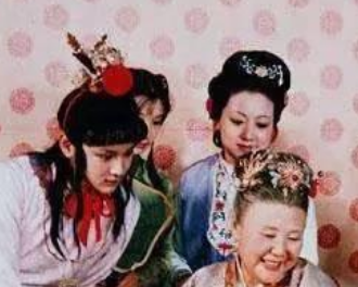 红楼梦中贾母将晴雯派去怡红院的目的是什么？