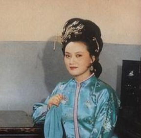 红楼梦中贾母生日时邢夫人为何要责怪王熙凤？