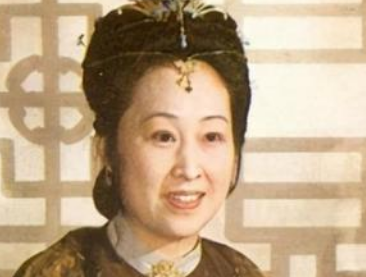 红楼梦中王夫人与薛姨妈之间的身份有何差距