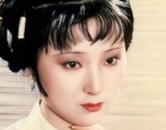 红楼梦中宝钗与黛玉在宝玉挨打后是什么表现？