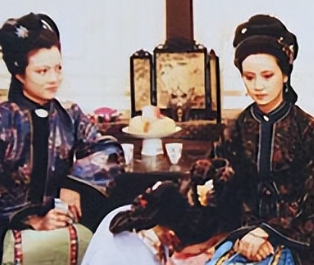 红楼梦中王熙凤大闹宁国府的背后有何伏笔？