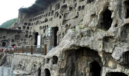 中国正史中唯一有确切记载的石窟是哪一个？