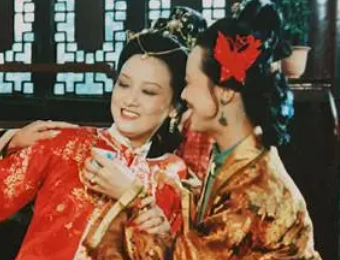 红楼梦中宝钗与王熙凤的生日待遇为何完全不同？