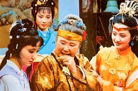 红楼梦中，王夫人为什么对林黛玉说王熙凤是“凤姐姐”？