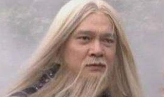《天龙八部》中的一个跑龙套，刚出场就死了，但武功可敌慕容复